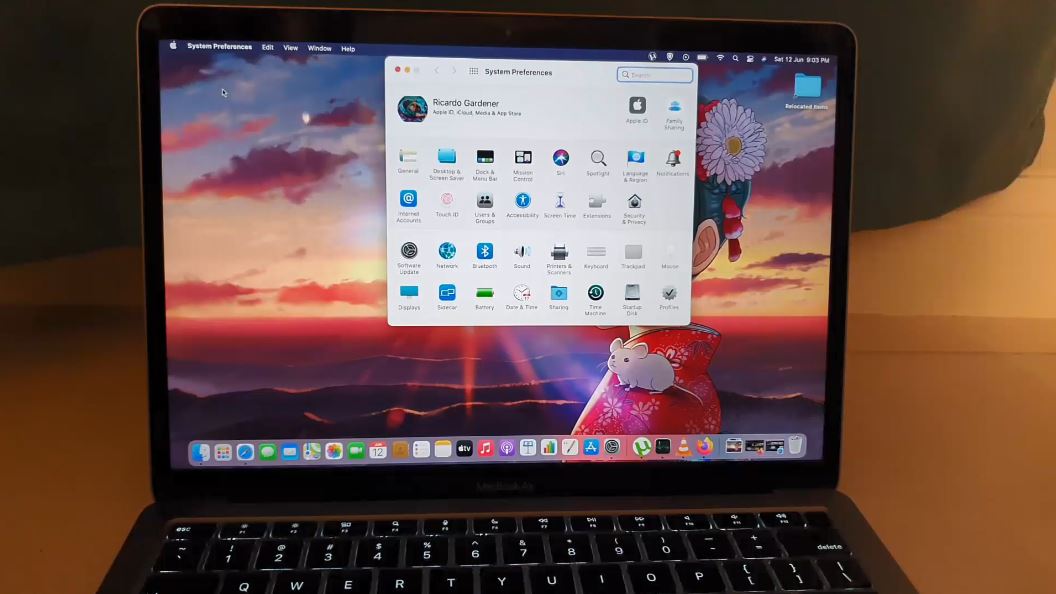 how to set dark mode on macbook pro