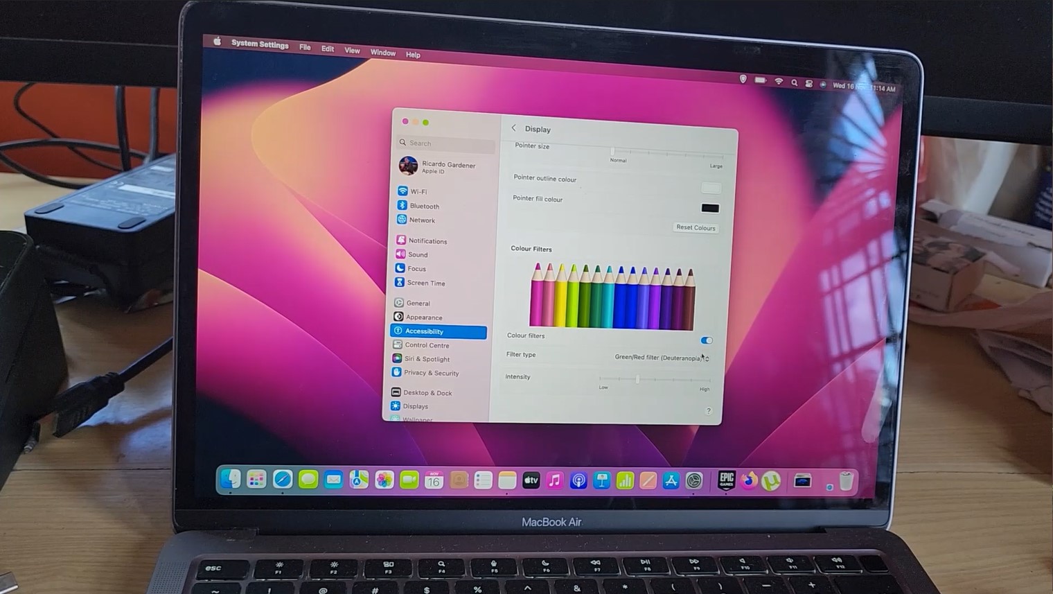 macbook-screen-showing-weird-colors-fix-blogtechtips